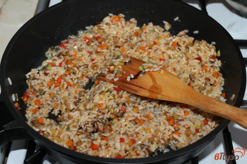 Фото приготовление рецепта: Рис с баклажаном и перцем шаг №5