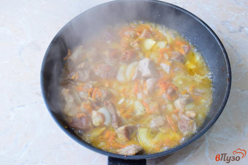 Фото приготовление рецепта: Свинина в томатно-сметанном соусе шаг №3