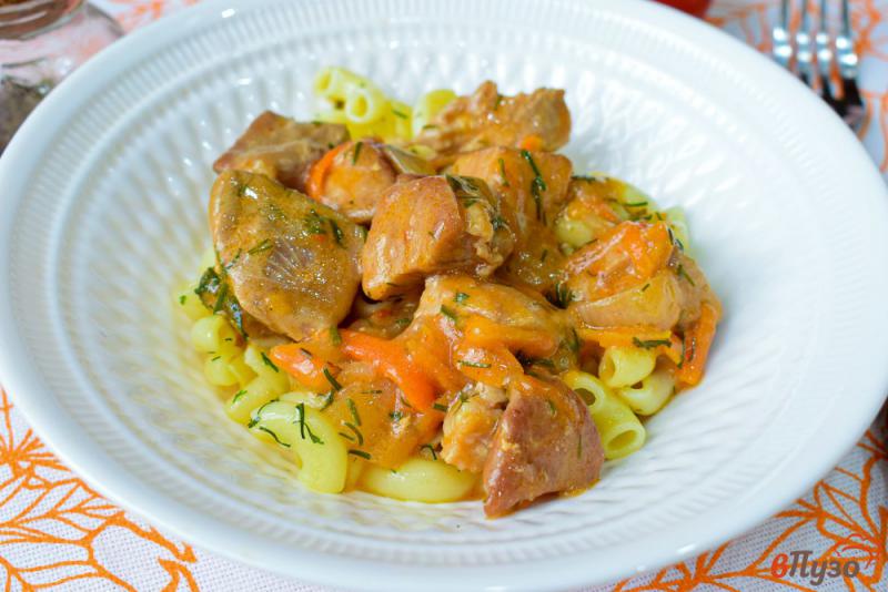 Фото приготовление рецепта: Свинина в томатно-сметанном соусе шаг №6