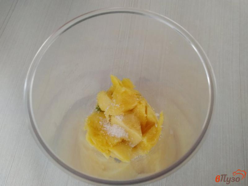 Фото приготовление рецепта: Смузи с манго на йогурте шаг №3