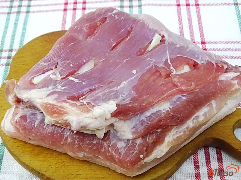 Фото приготовление рецепта: Свиная грудинка в маринаде из аджики и чеснока шаг №1