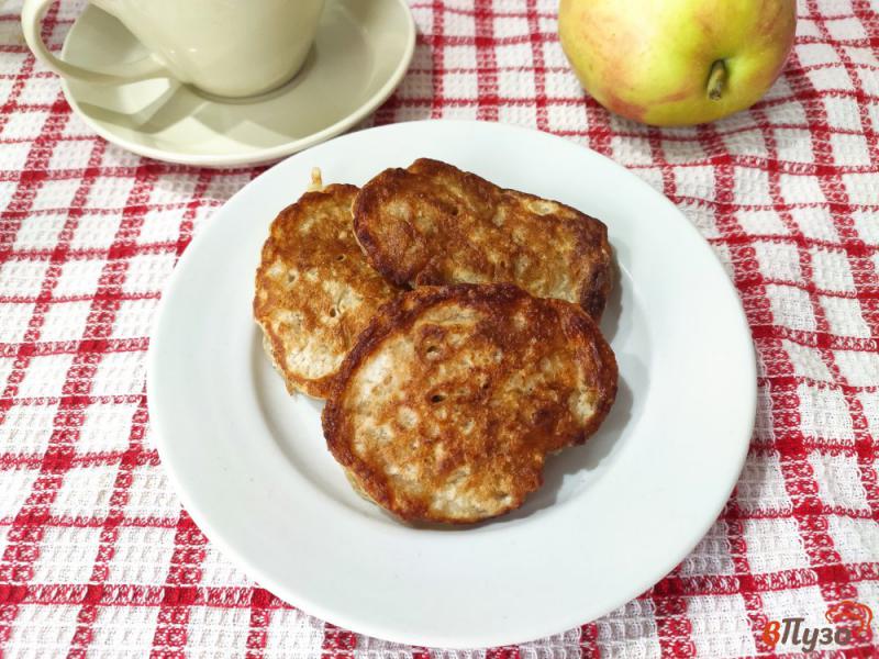 Фото приготовление рецепта: Дрожжевые оладьи с яблоками изюмом и корицей шаг №11