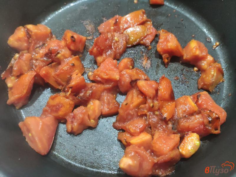 Фото приготовление рецепта: Теплый салат из баклажанов и помидоров шаг №4