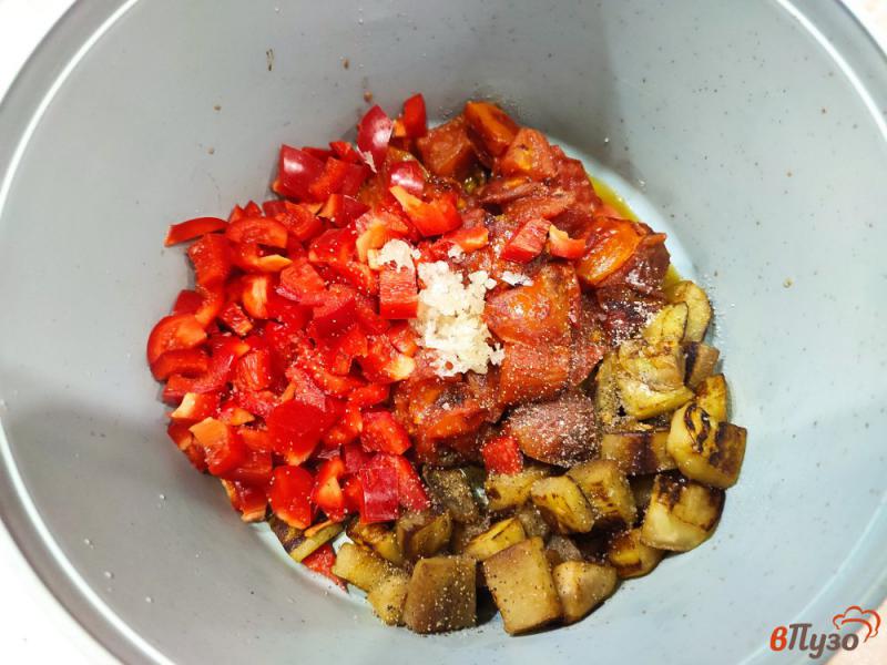 Фото приготовление рецепта: Теплый салат из баклажанов и помидоров шаг №6