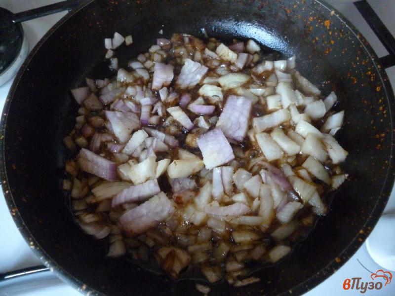 Фото приготовление рецепта: Утка с яблоками и луком в духовке шаг №2
