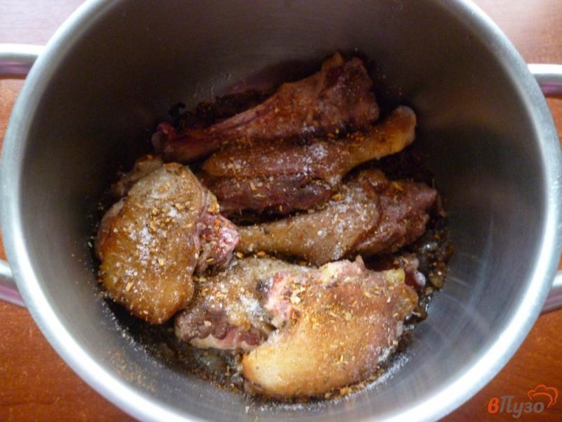 Фото приготовление рецепта: Утка с яблоками и луком в духовке шаг №3