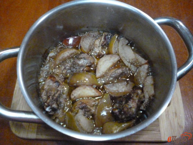 Фото приготовление рецепта: Утка с яблоками и луком в духовке шаг №5