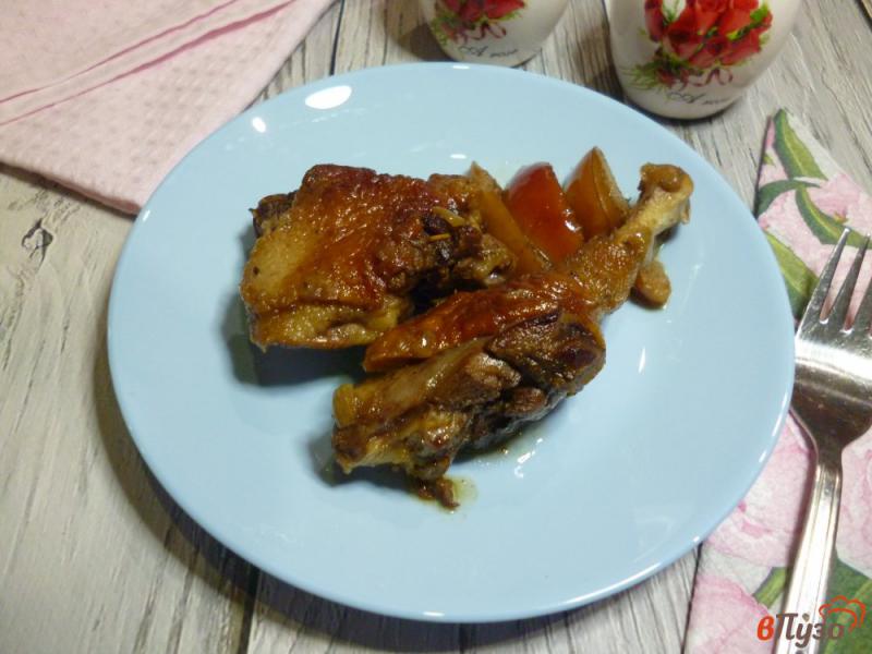 Фото приготовление рецепта: Утка с яблоками и луком в духовке шаг №6