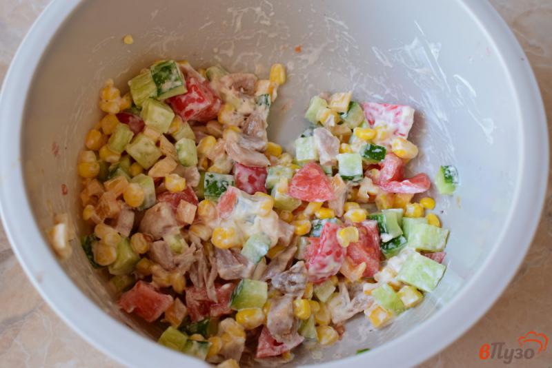 Фото приготовление рецепта: Салат с копченой курицей, и кукурузой шаг №4