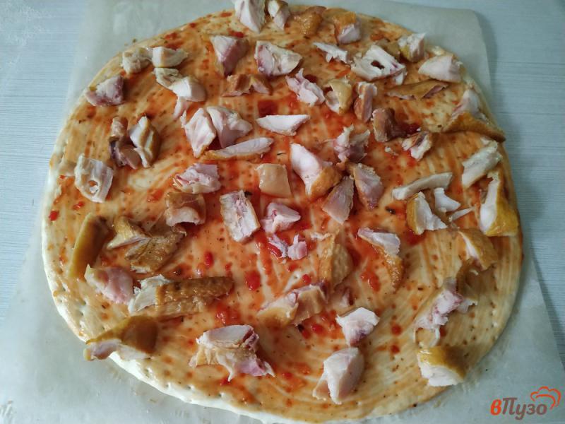 Фото приготовление рецепта: Пицца с копчёной курицей шаг №5