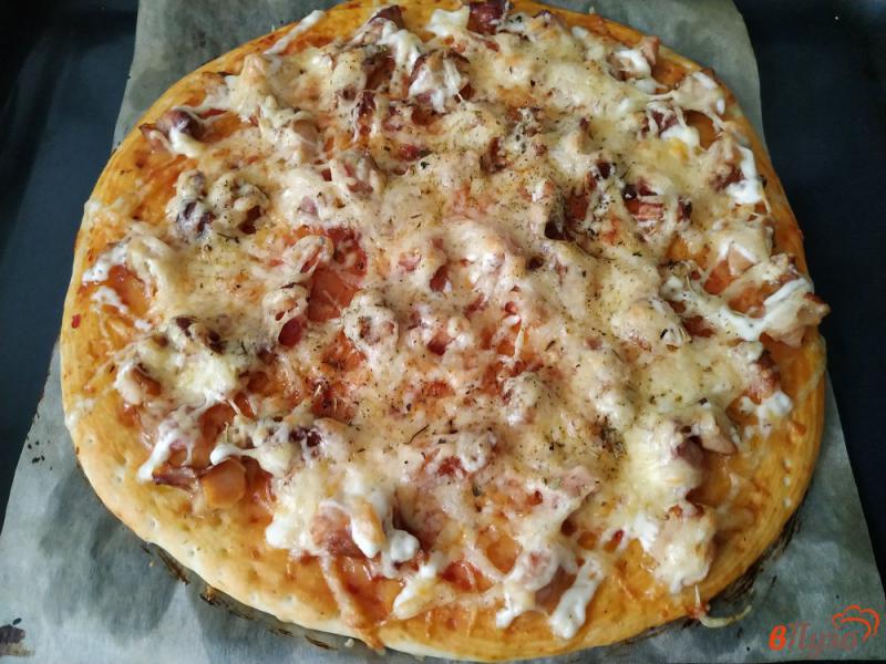 Фото приготовление рецепта: Пицца с копчёной курицей шаг №9
