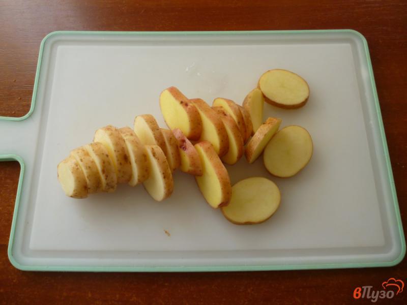 Фото приготовление рецепта: Картофель с луком в духовке шаг №1
