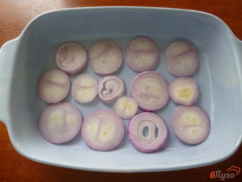 Фото приготовление рецепта: Картофель с луком в духовке шаг №4