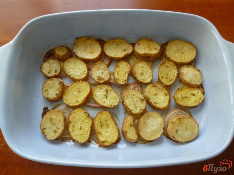 Фото приготовление рецепта: Картофель с луком в духовке шаг №6