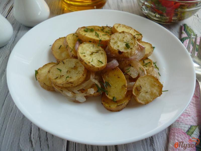 Фото приготовление рецепта: Картофель с луком в духовке шаг №7