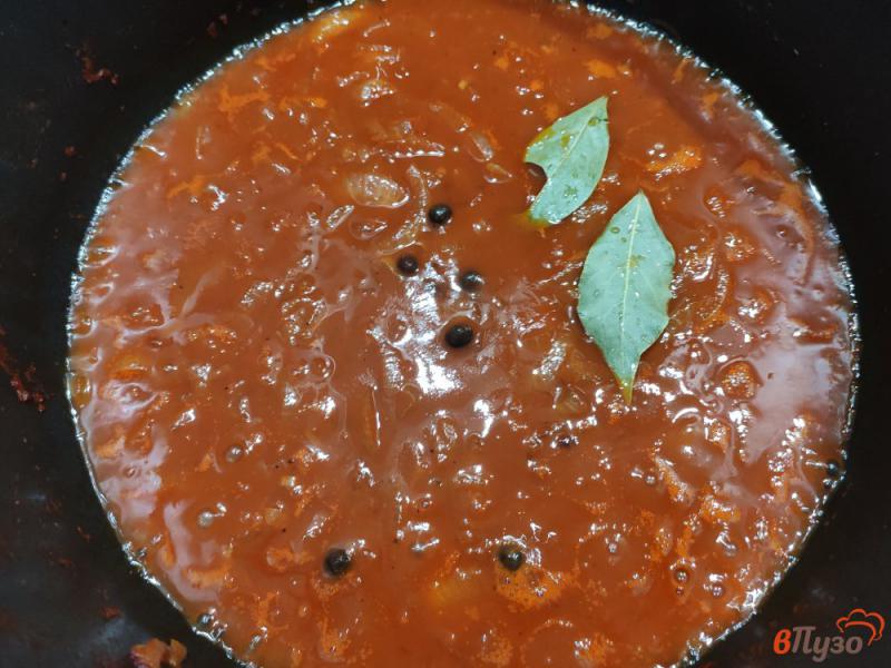 Фото приготовление рецепта: Хек жареный в томате с луком шаг №7