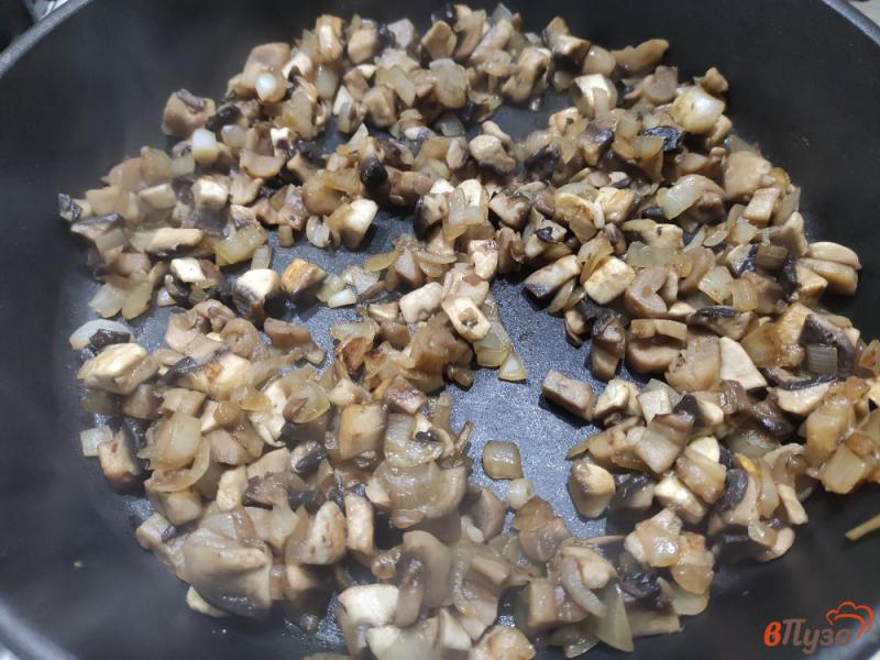 Фото приготовление рецепта: Яичные блинчики с грибами шаг №4