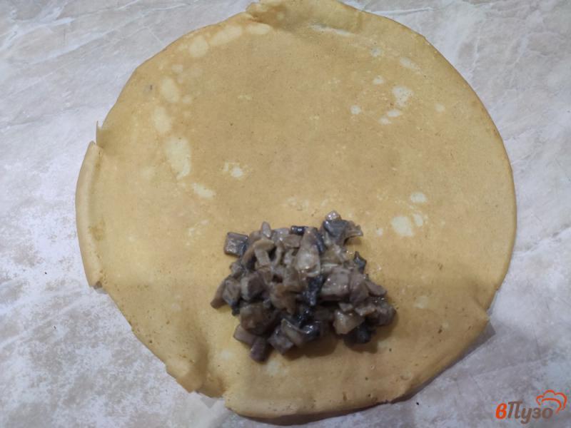 Фото приготовление рецепта: Яичные блинчики с грибами шаг №8