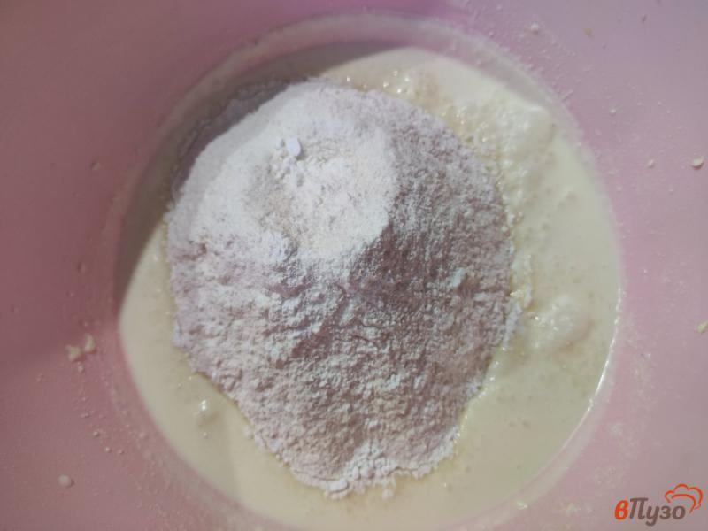 Фото приготовление рецепта: Яблочная шарлотка на молоке шаг №4