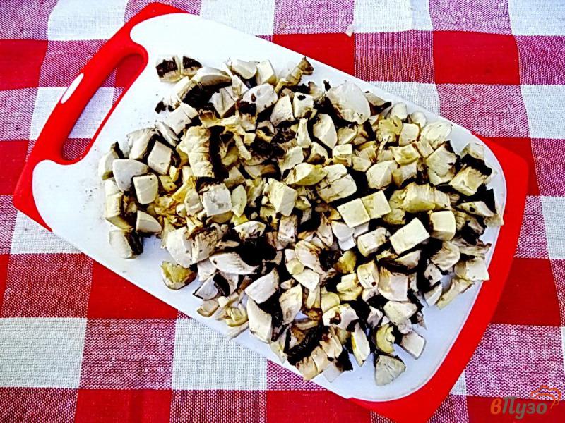 Фото приготовление рецепта: Слоёный пирог с грибами шаг №2