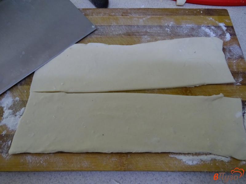 Фото приготовление рецепта: Слоёный пирог с грибами шаг №5
