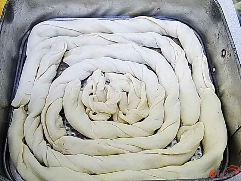 Фото приготовление рецепта: Слоёный пирог с грибами шаг №9