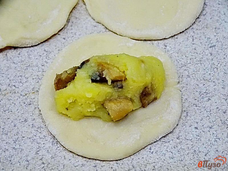 Фото приготовление рецепта: Вареники с картофелем и грибами шаг №7
