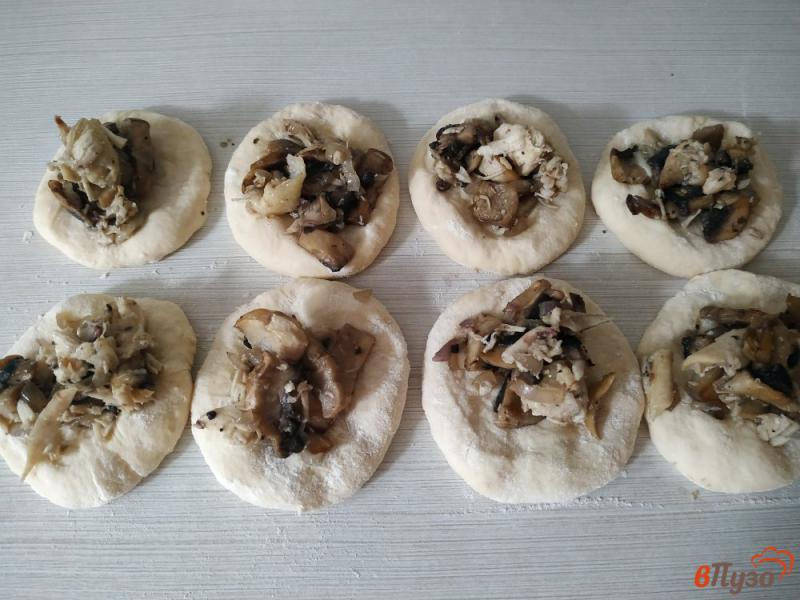 Фото приготовление рецепта: Духовые пироги с курицей и грибами шаг №11