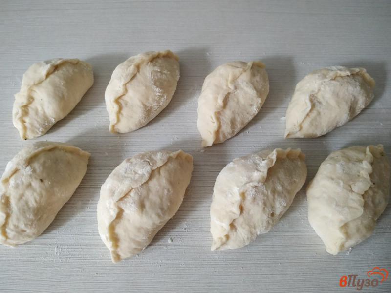 Фото приготовление рецепта: Духовые пироги с курицей и грибами шаг №12