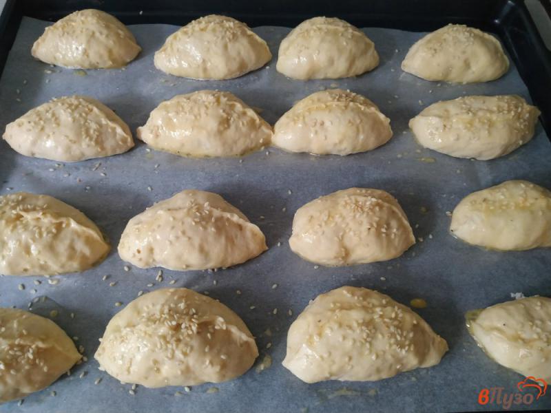 Фото приготовление рецепта: Духовые пироги с курицей и грибами шаг №14