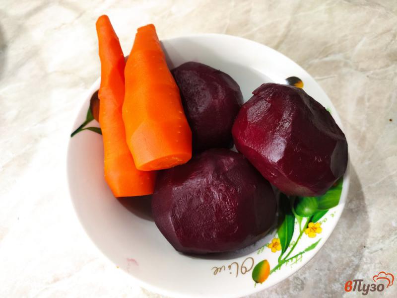 Фото приготовление рецепта: Салат из свеклы и моркови с чесноком и сыром шаг №1