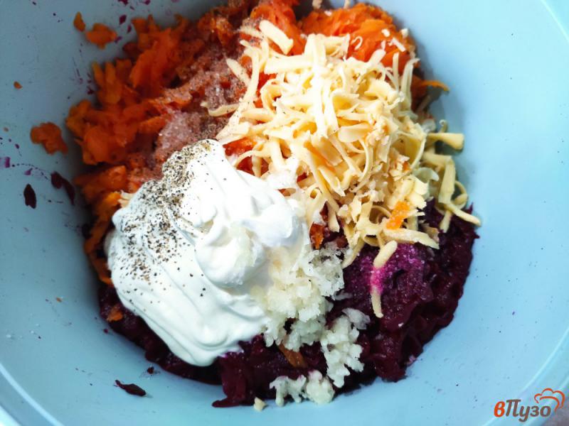 Фото приготовление рецепта: Салат из свеклы и моркови с чесноком и сыром шаг №3