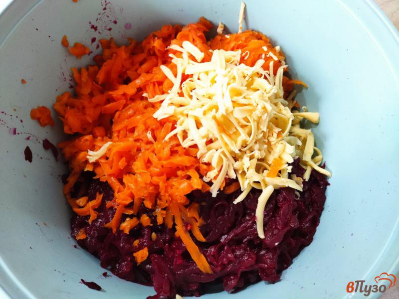 Фото приготовление рецепта: Салат из свеклы и моркови с чесноком и сыром шаг №2