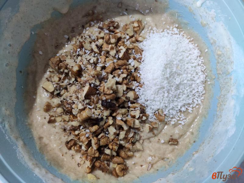 Фото приготовление рецепта: Кекс с грецкими орехами и кокосовой стружкой шаг №8