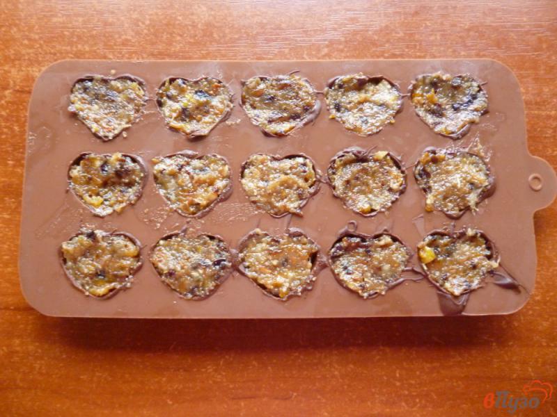Фото приготовление рецепта: Конфеты из сухофруктов в шоколаде шаг №7