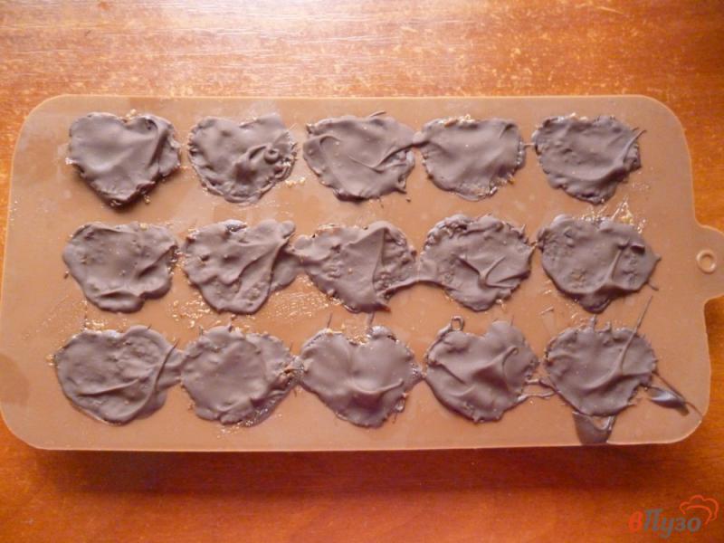 Фото приготовление рецепта: Конфеты из сухофруктов в шоколаде шаг №8