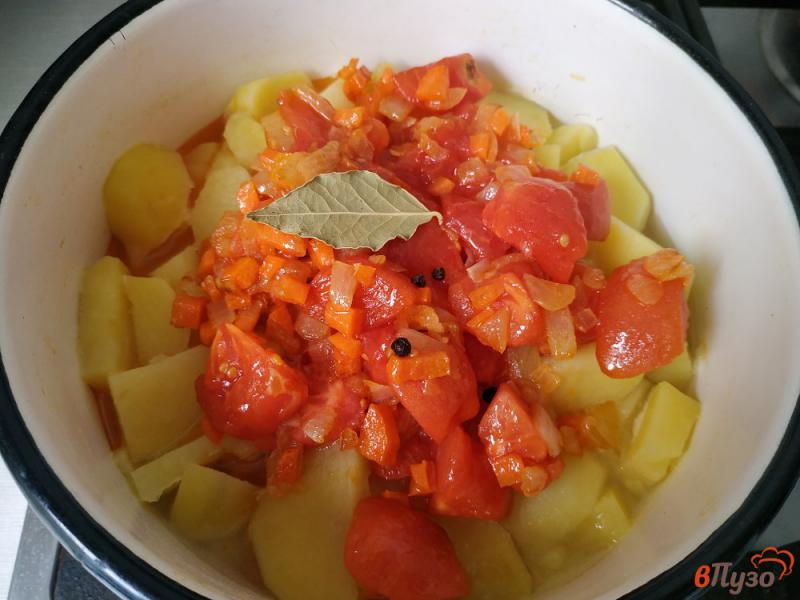 Фото приготовление рецепта: Картофель тушеный с помидорами шаг №7