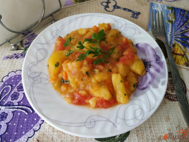 Фото приготовление рецепта: Картофель тушеный с помидорами шаг №9