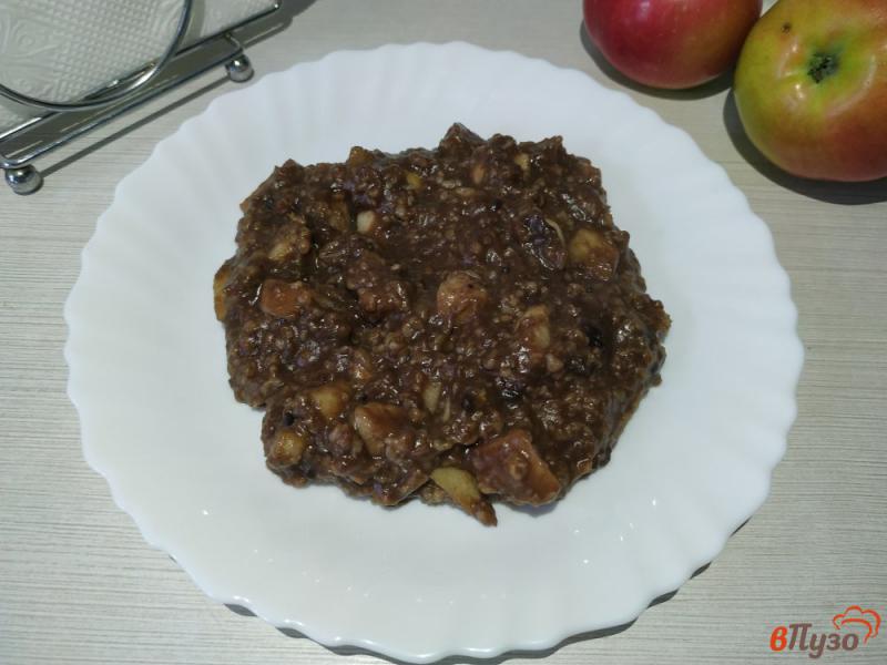 Фото приготовление рецепта: Шоколадная овсяная каша с яблоками шаг №7