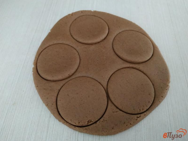 Фото приготовление рецепта: Шоколадное песочное печенье шаг №7