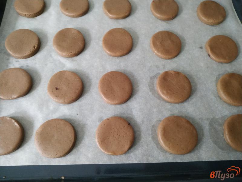 Фото приготовление рецепта: Шоколадное песочное печенье шаг №8
