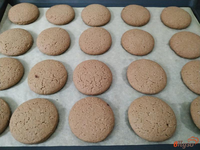 Фото приготовление рецепта: Шоколадное песочное печенье шаг №9