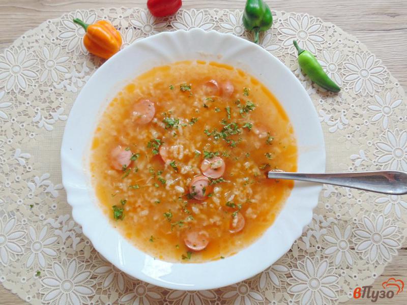 Фото приготовление рецепта: Суп с рисом и сосисками шаг №5