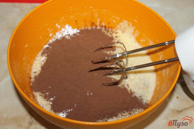 Фото приготовление рецепта: Вафли с какао и орехом шаг №4
