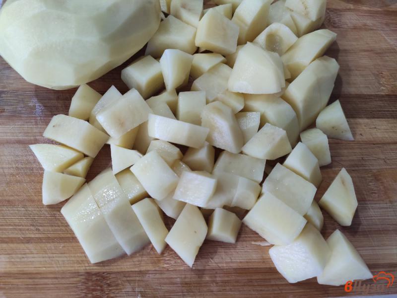 Фото приготовление рецепта: Картофель тушёный с курицей и овощами на сливочном масле шаг №2
