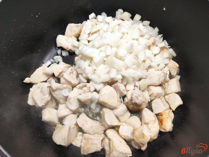 Фото приготовление рецепта: Картофель тушёный с курицей и овощами на сливочном масле шаг №4