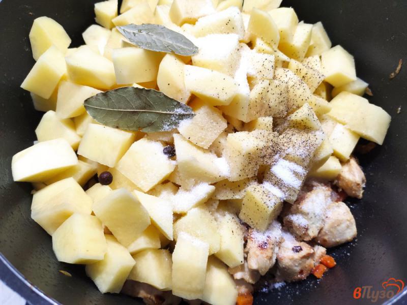 Фото приготовление рецепта: Картофель тушёный с курицей и овощами на сливочном масле шаг №6