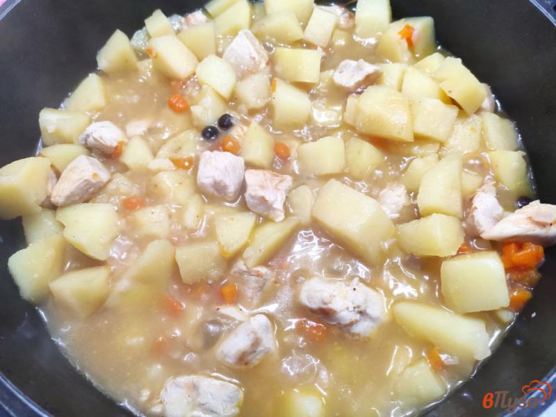 Фото приготовление рецепта: Картофель тушёный с курицей и овощами на сливочном масле шаг №7