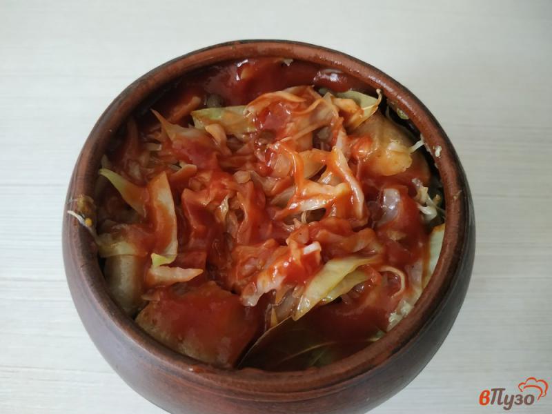 Фото приготовление рецепта: Капуста с салом и кетчупом запечённая в горшочке шаг №10