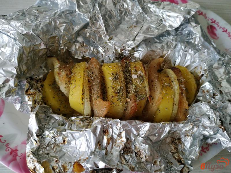 Фото приготовление рецепта: Картофель с салом и луком запеченный в фольге шаг №6